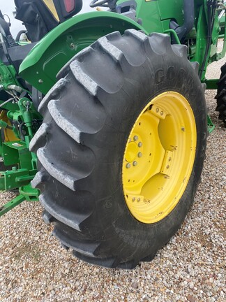 2013 John Deere 5085E Image 6