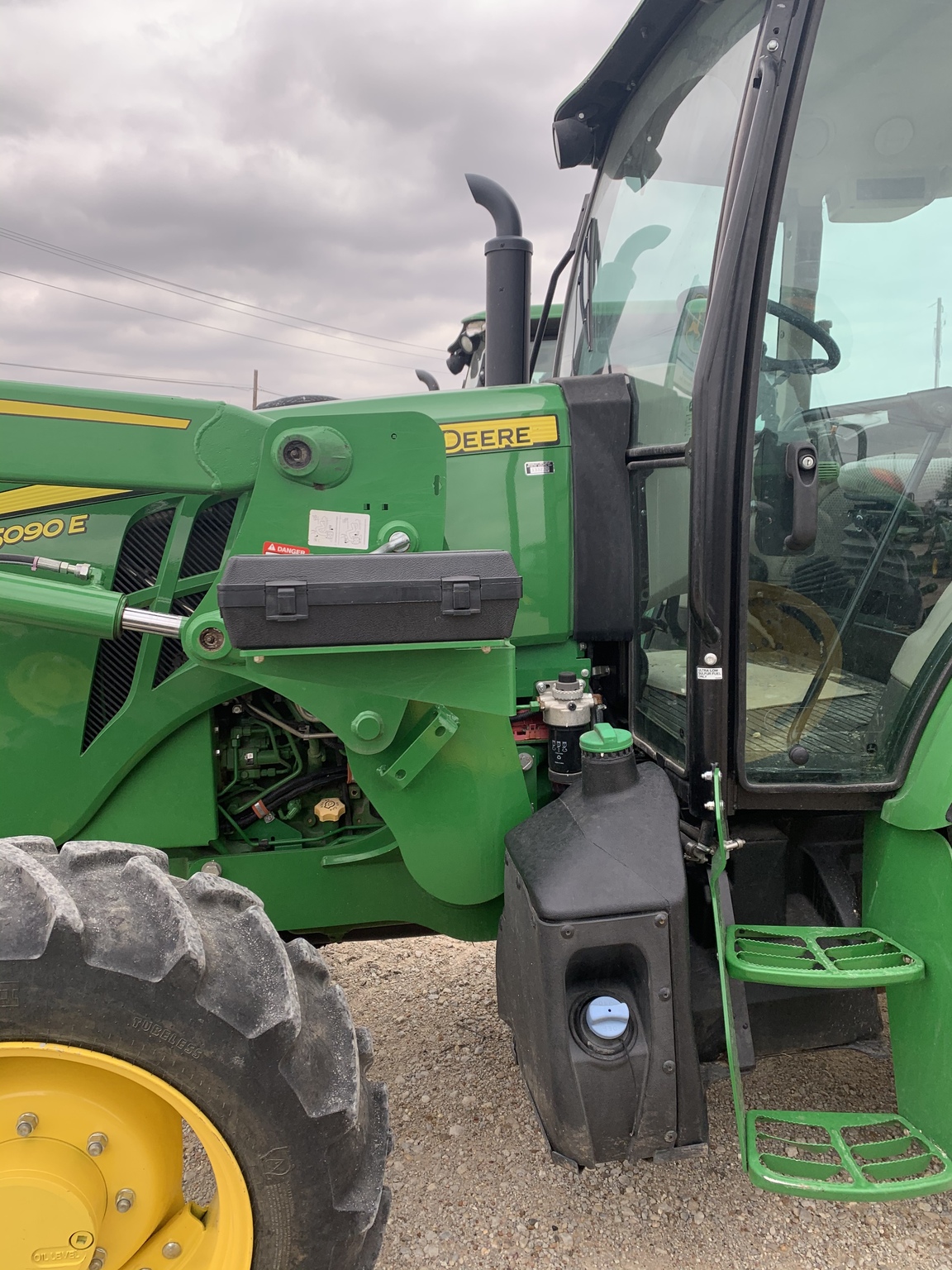 2019 John Deere 5090E Image 2