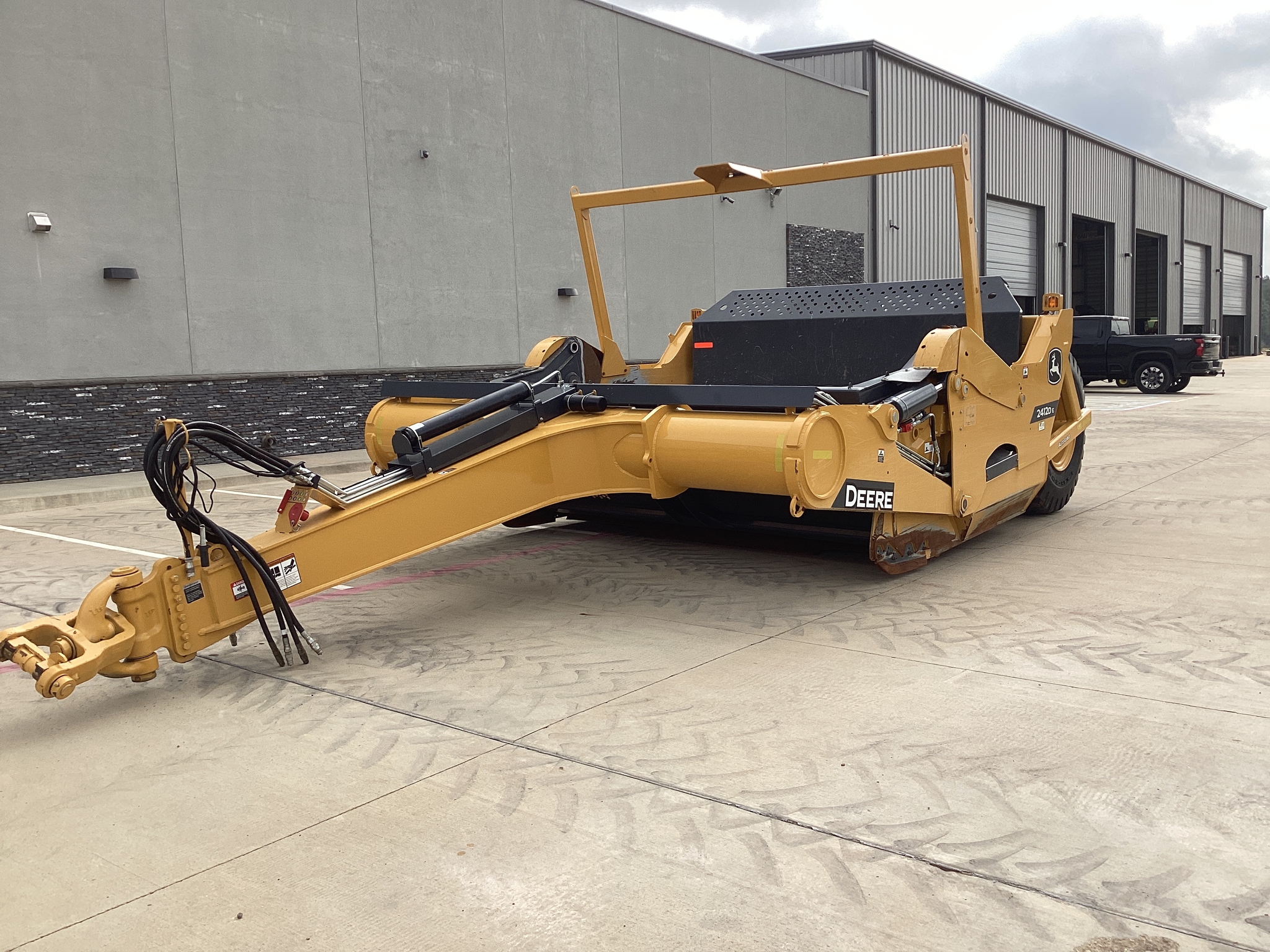 2023 John Deere 2412D E Image 2
