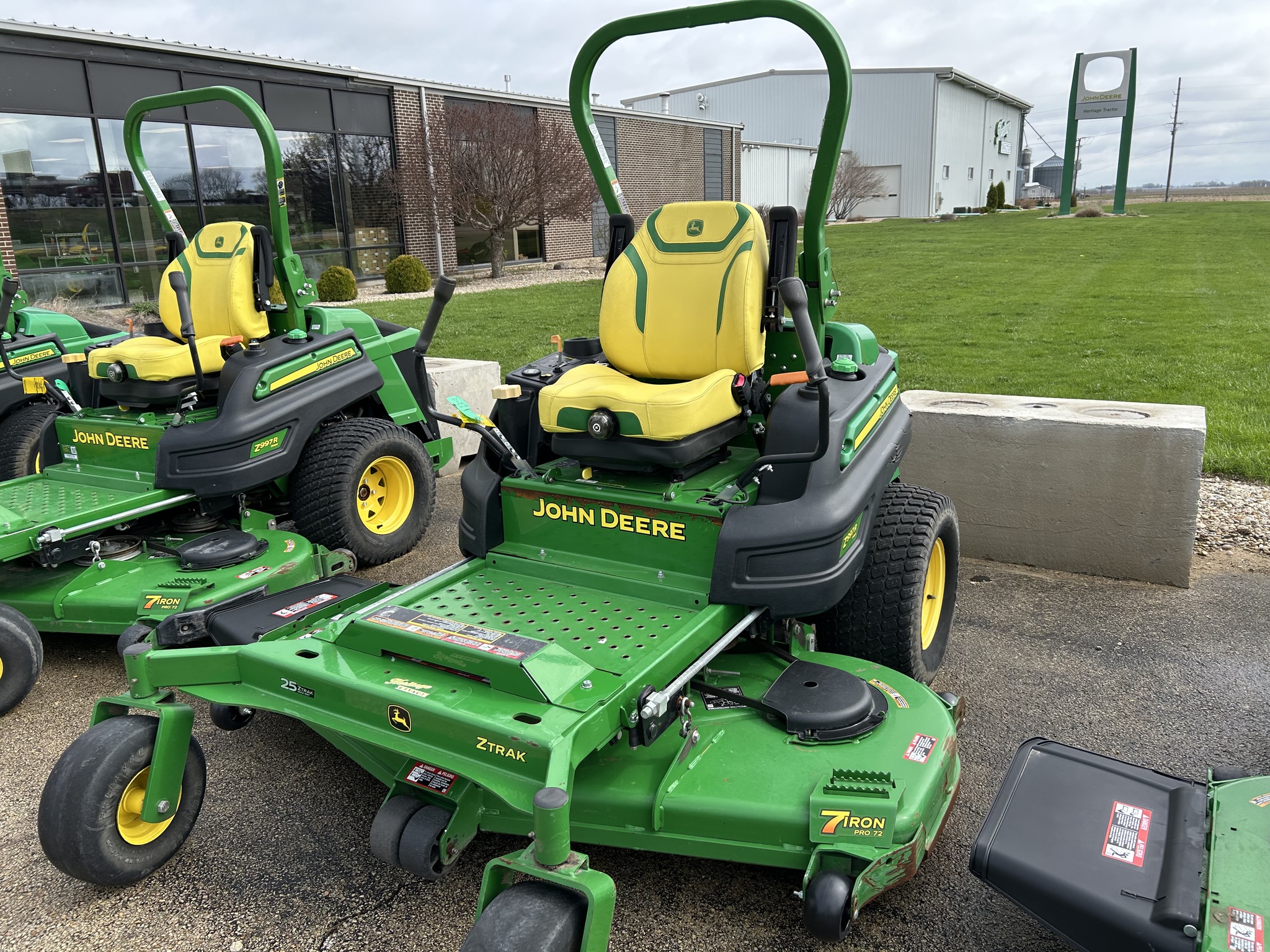  2022 John Deere Z997R at Heritage Tractor in Dixon, IL