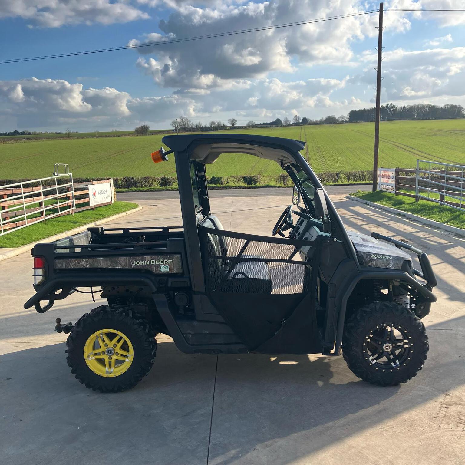 2022 John Deere XUV865M