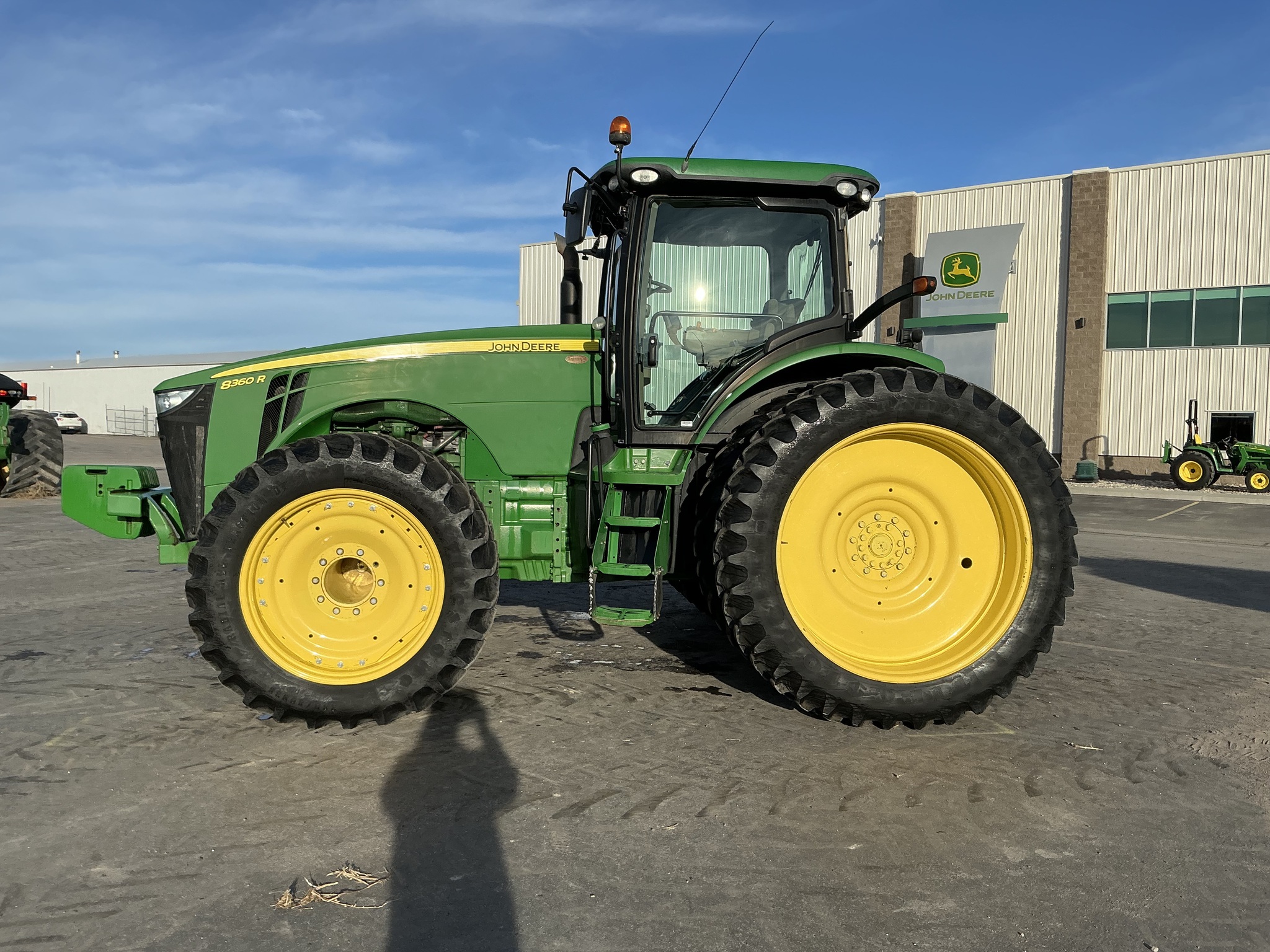2014 John Deere 8360R Image 2