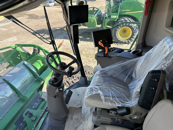 Used 2020 John Deere S790 Combines at Horizon Ag & Turf in Warburg, AB - Photo8