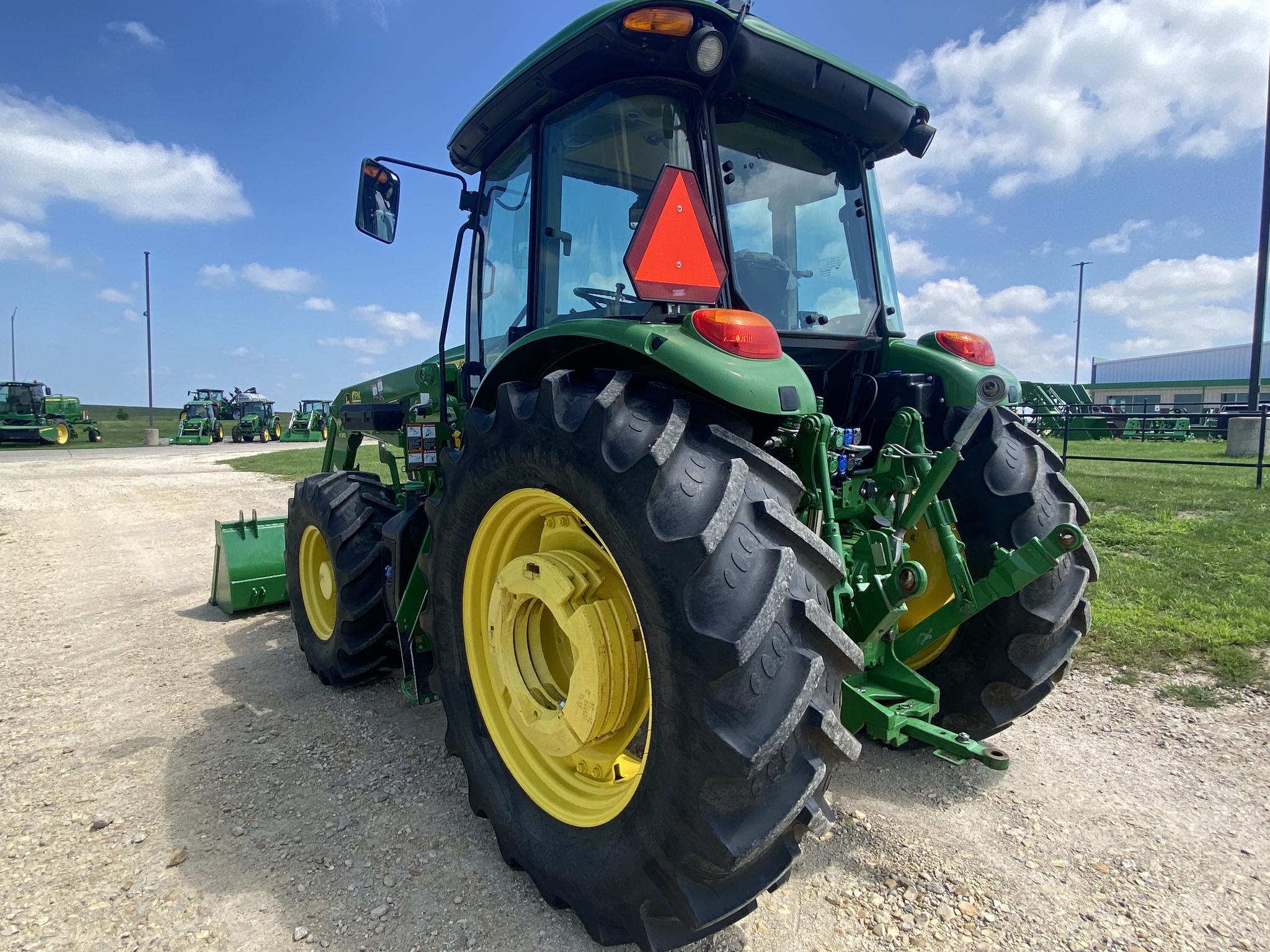 2023 John Deere 6105E Image 7