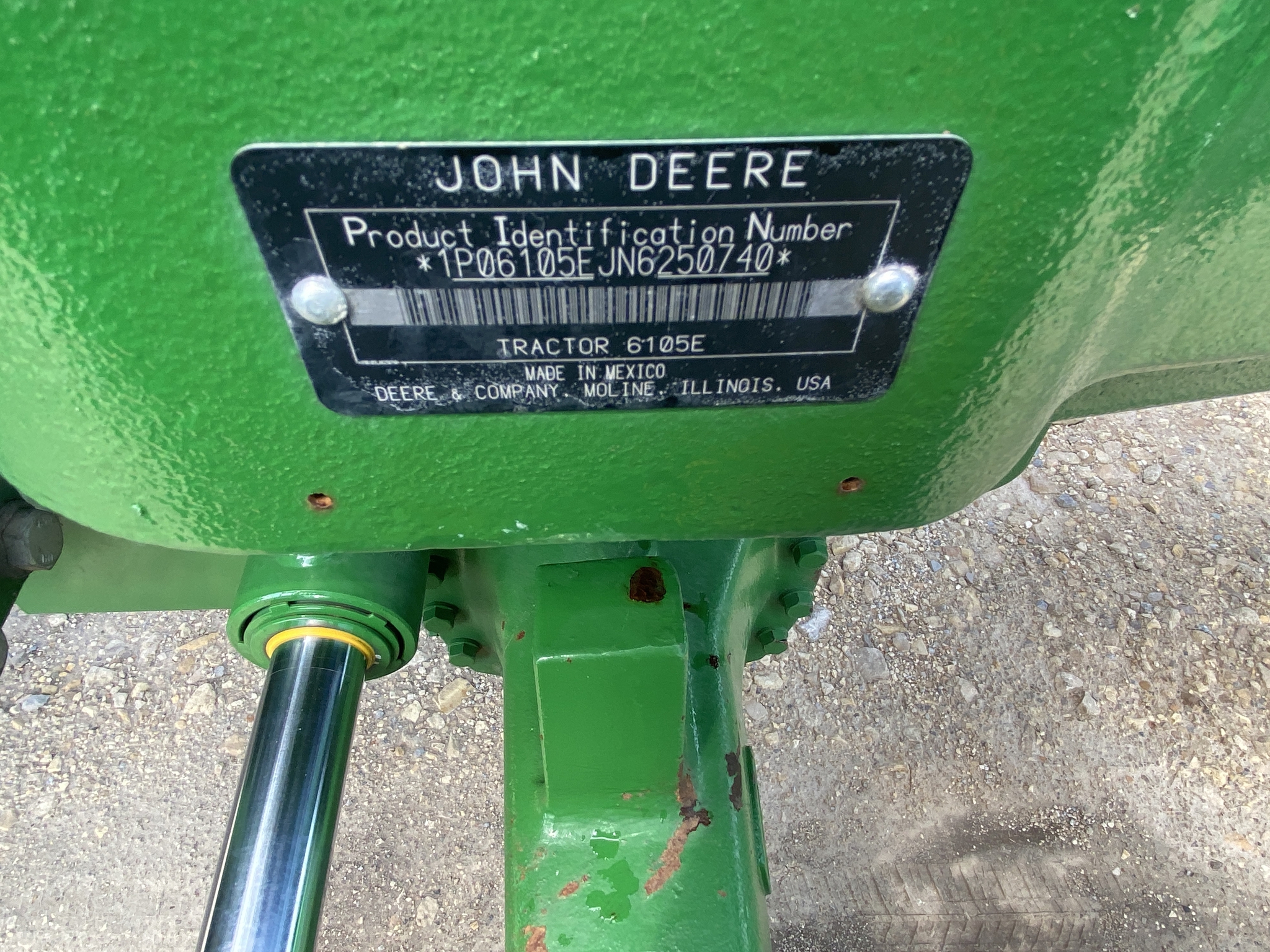 2023 John Deere 6105E Image 9