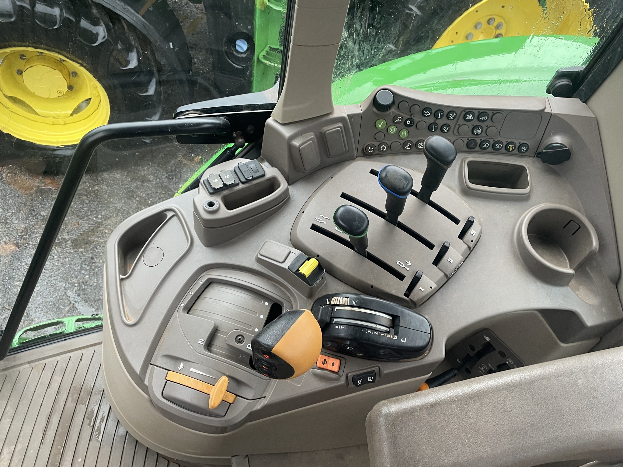 2020 John Deere 6110M Image 10