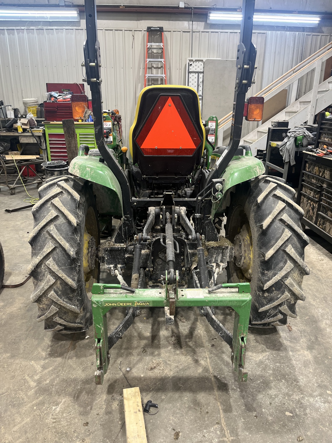 2010 John Deere 3320 Image 5