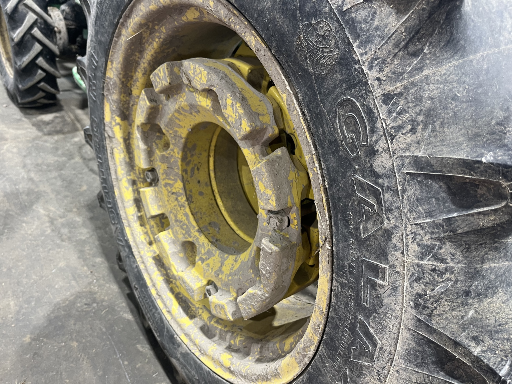 2010 John Deere 3320 Image 9