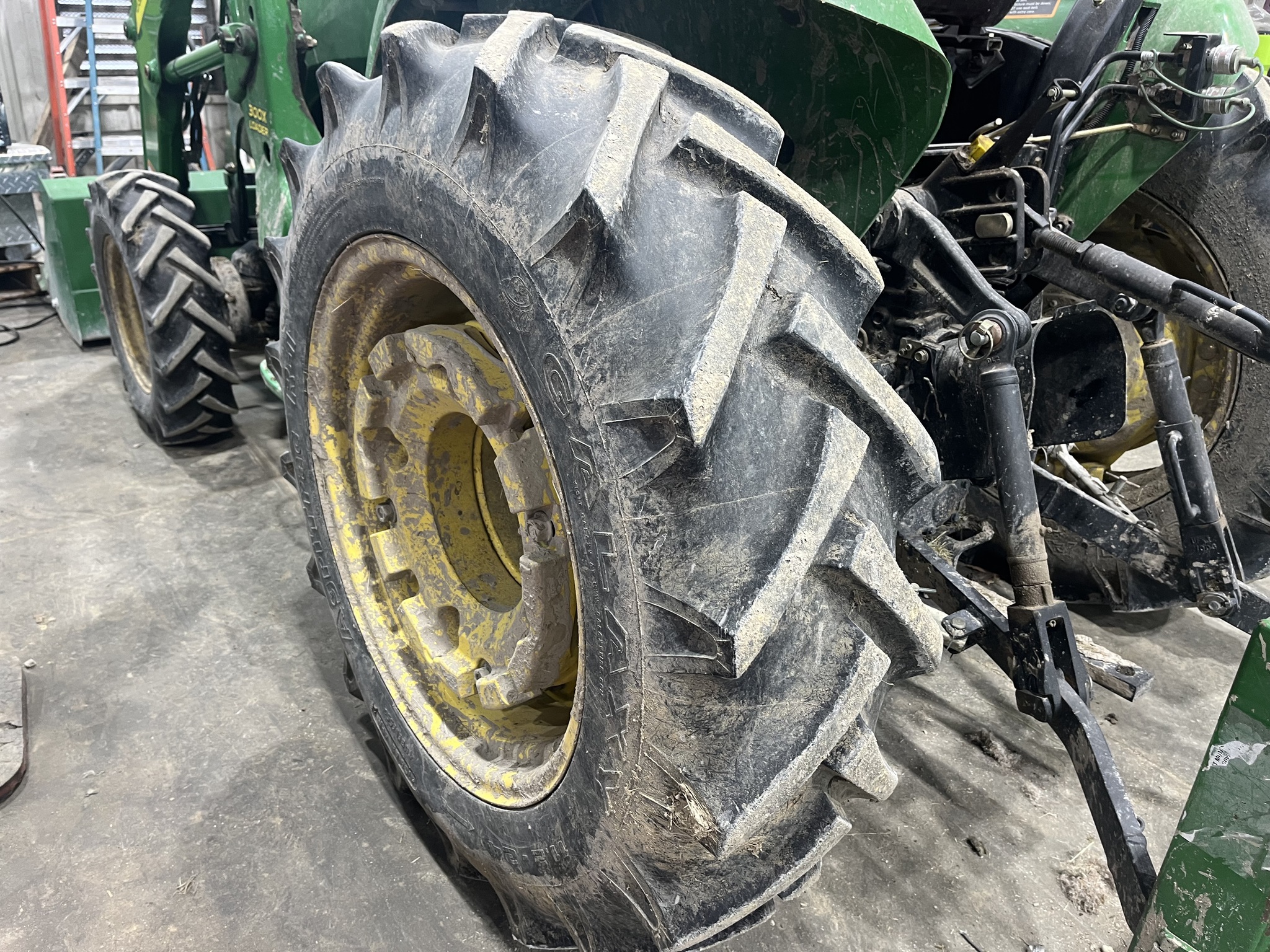 2010 John Deere 3320 Image 8