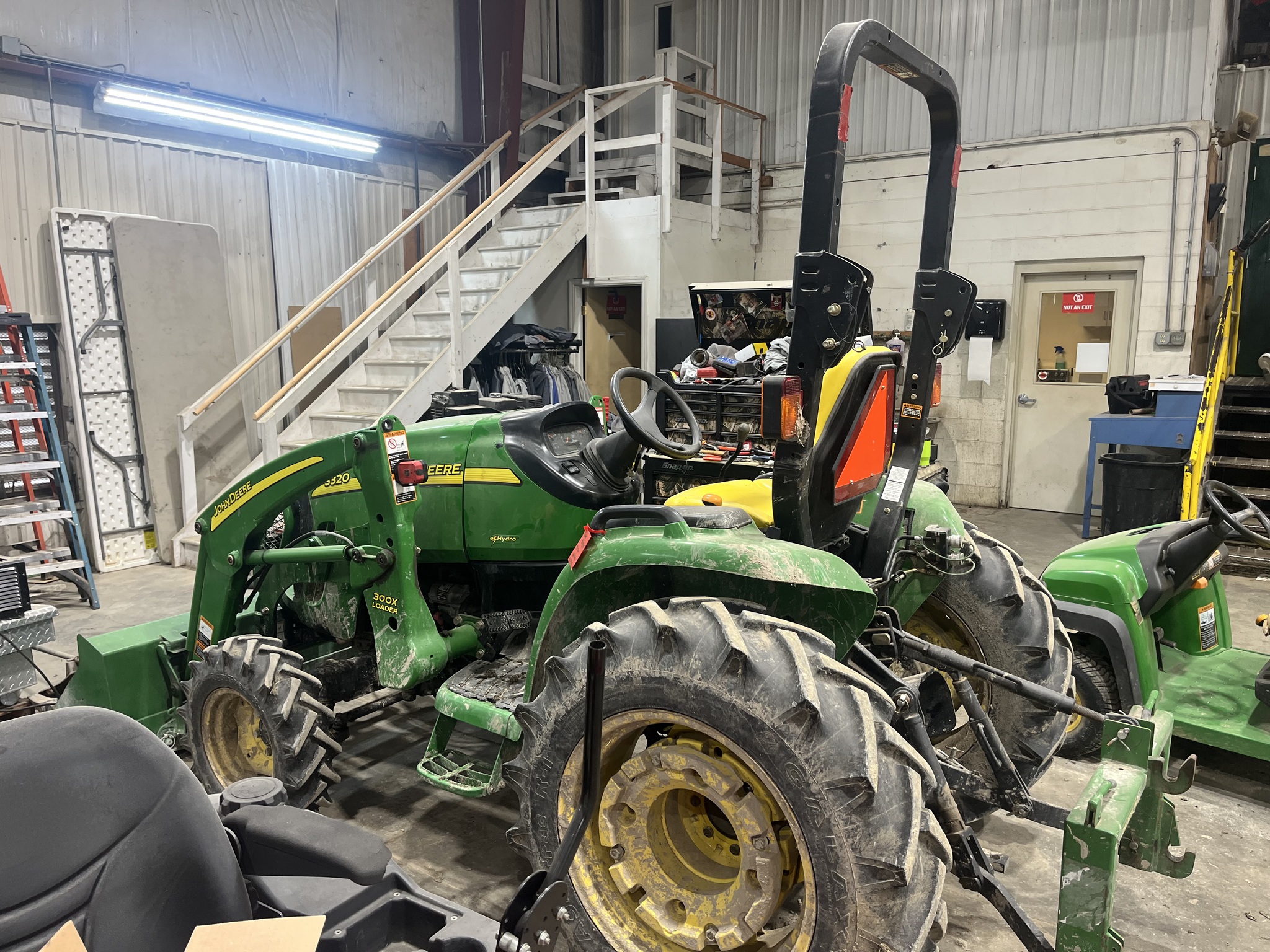 2010 John Deere 3320 Image 3