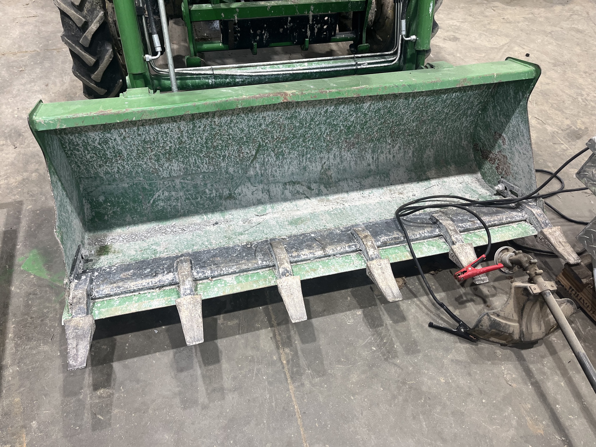 2010 John Deere 3320 Image 7