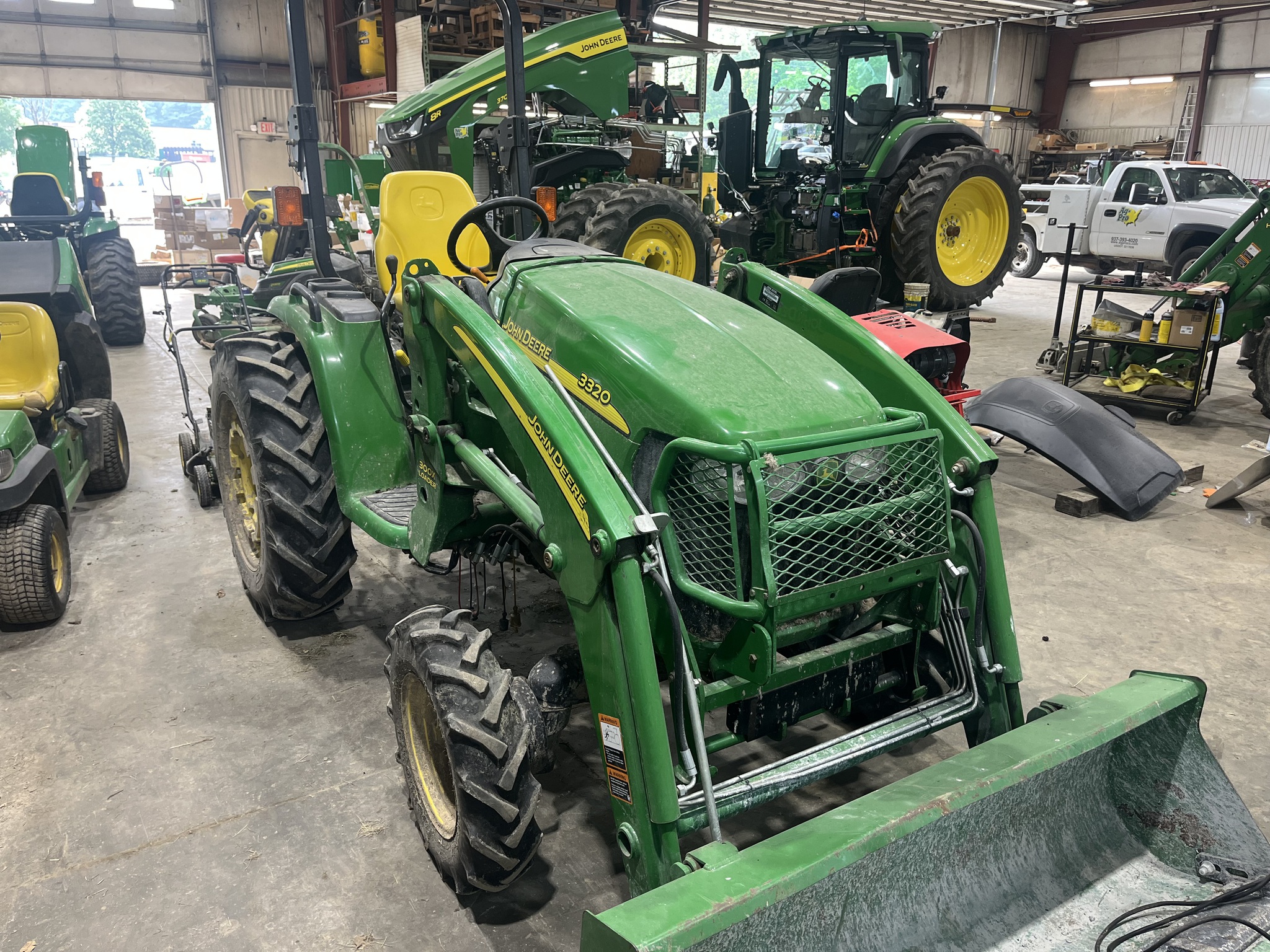 2010 John Deere 3320 Image 4