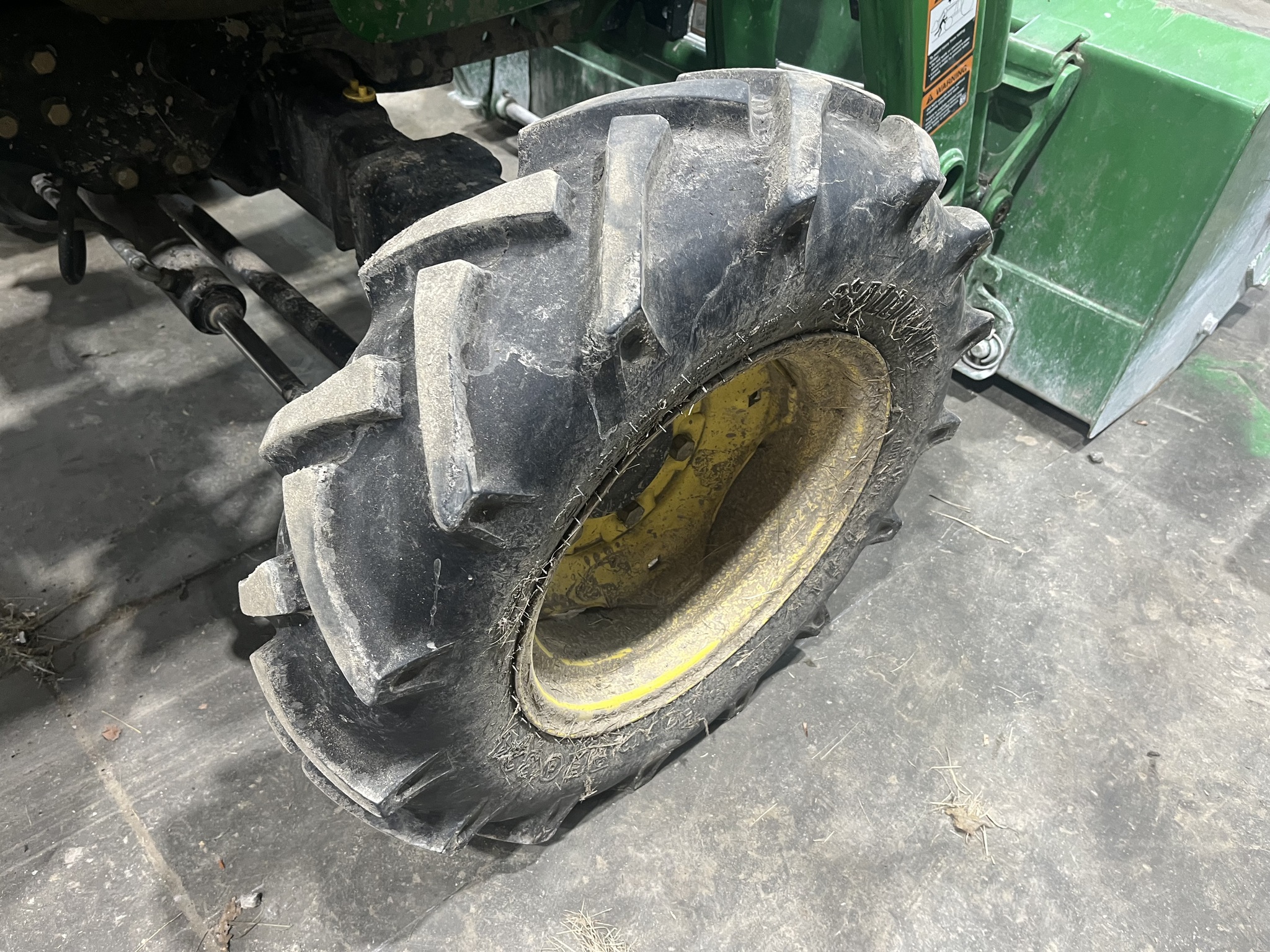 2010 John Deere 3320 Image 10