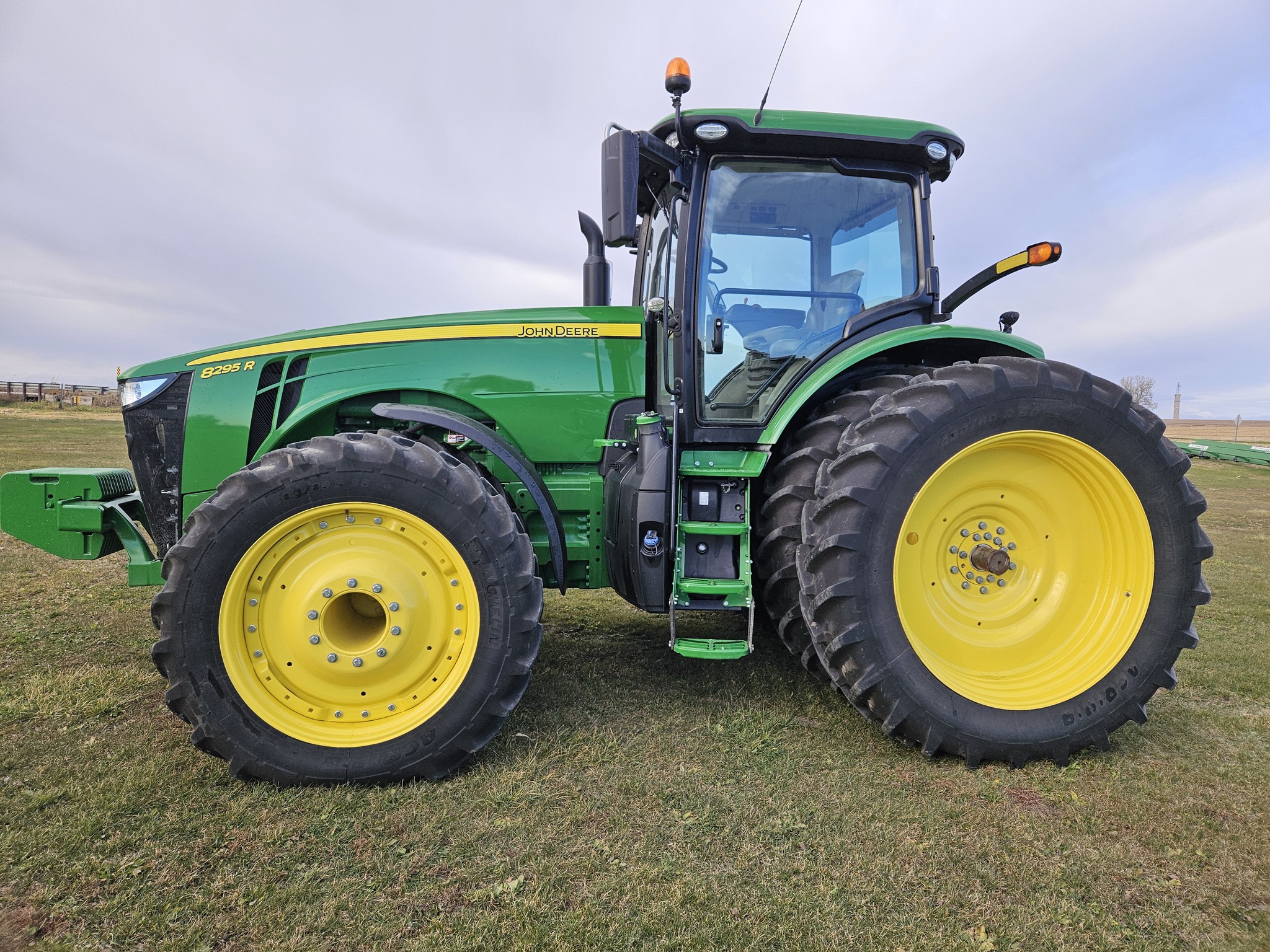 2017 John Deere 8295R Image 2