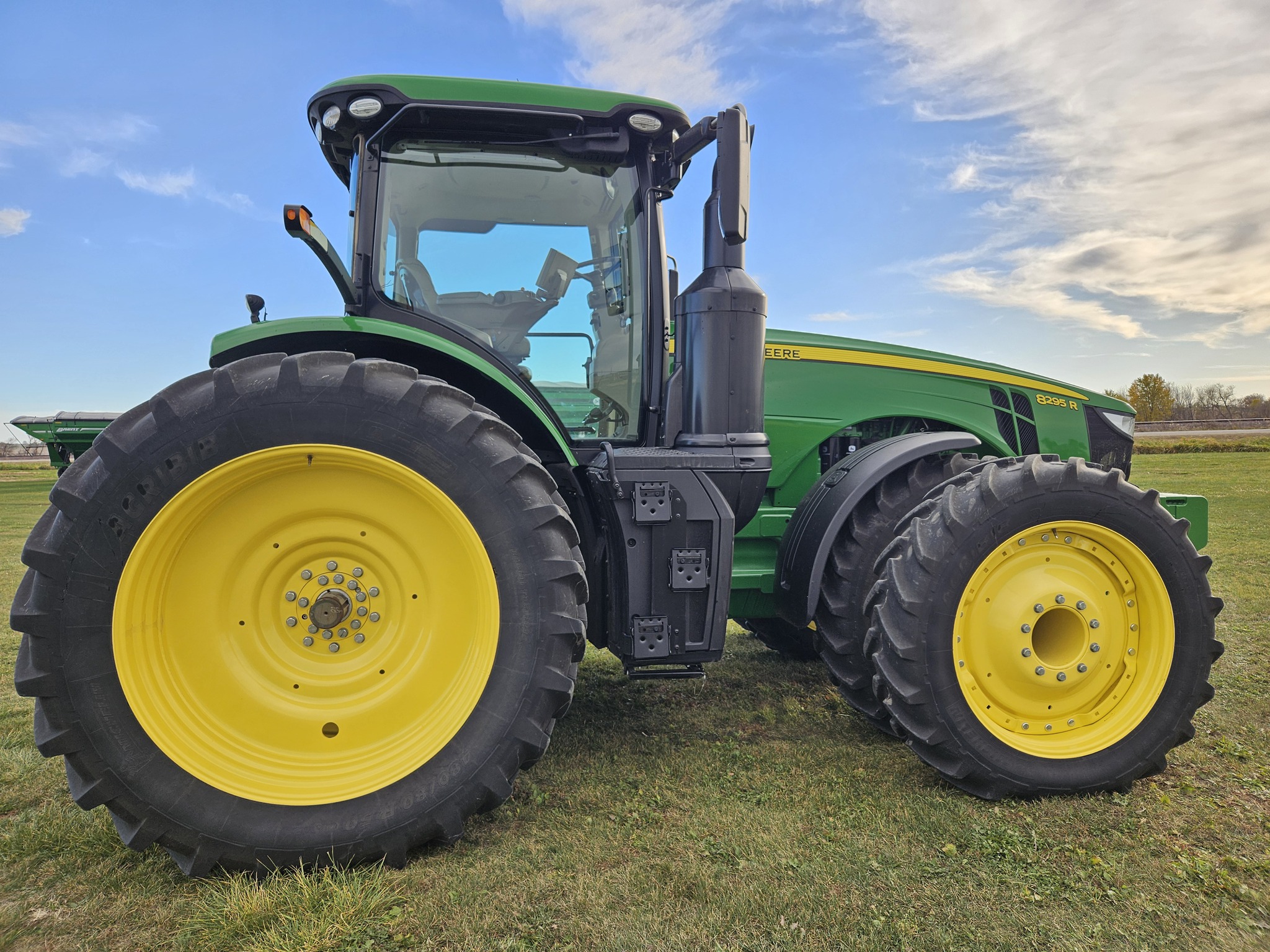 2017 John Deere 8295R Image 6