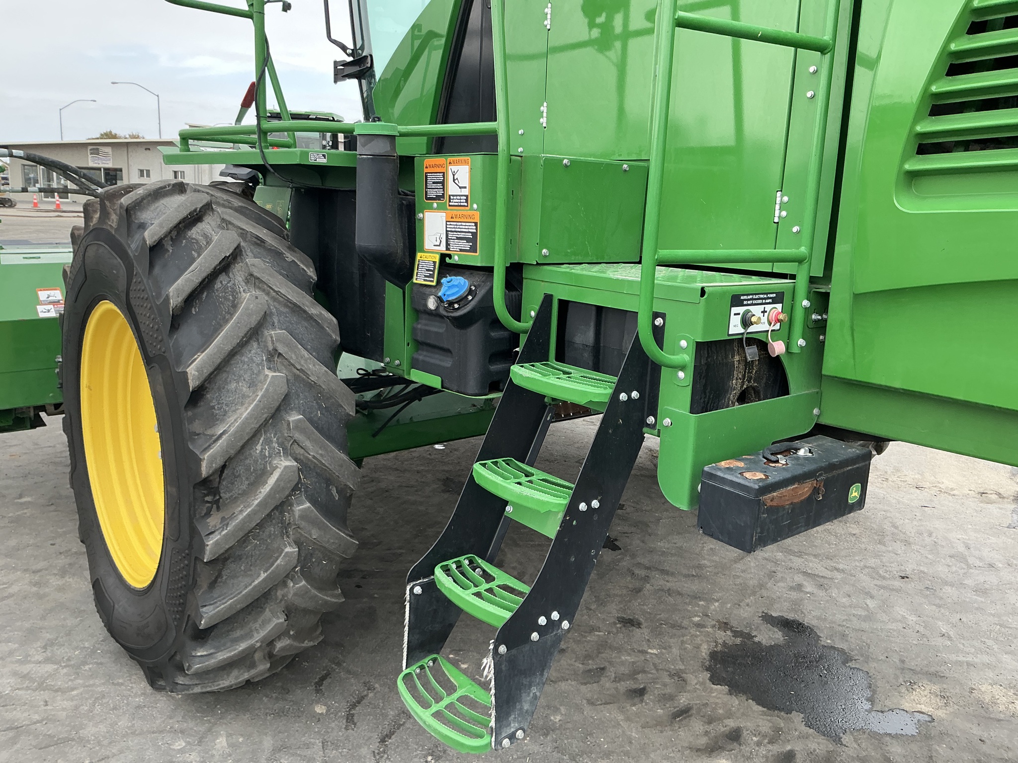 2023 John Deere W235R Image 13