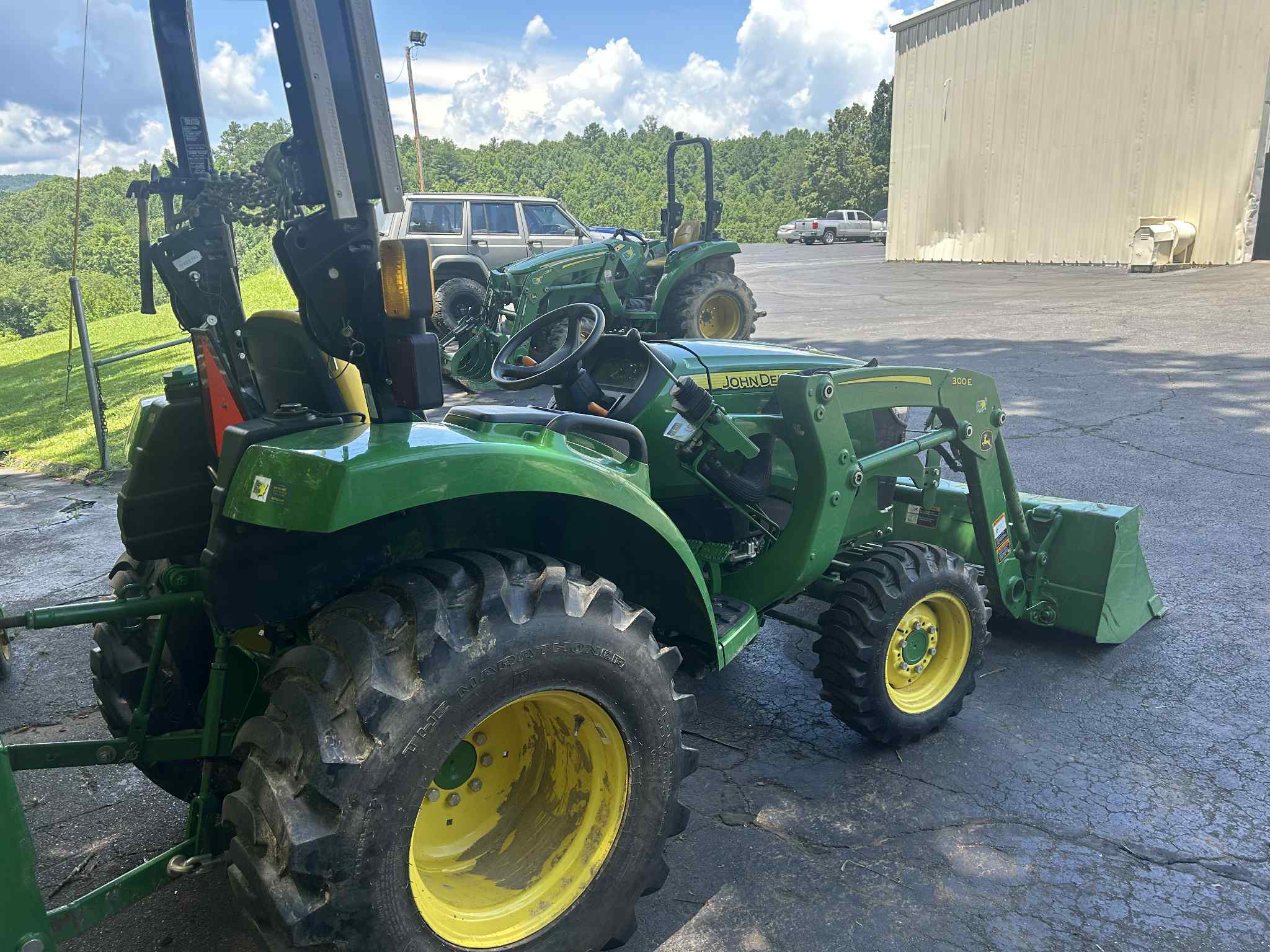 2023 John Deere 3035D Image 5