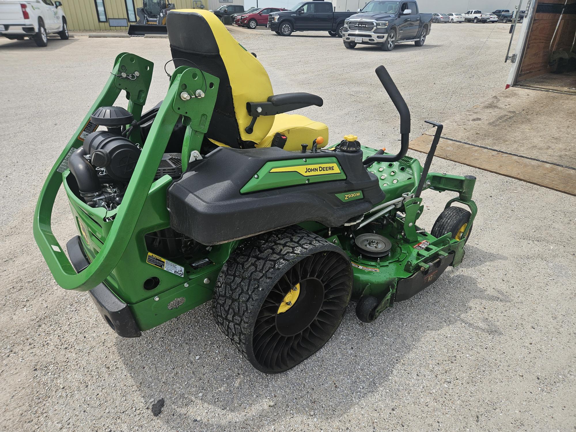  2024 John Deere Z930M at Heritage Tractor in Galesburg, IL