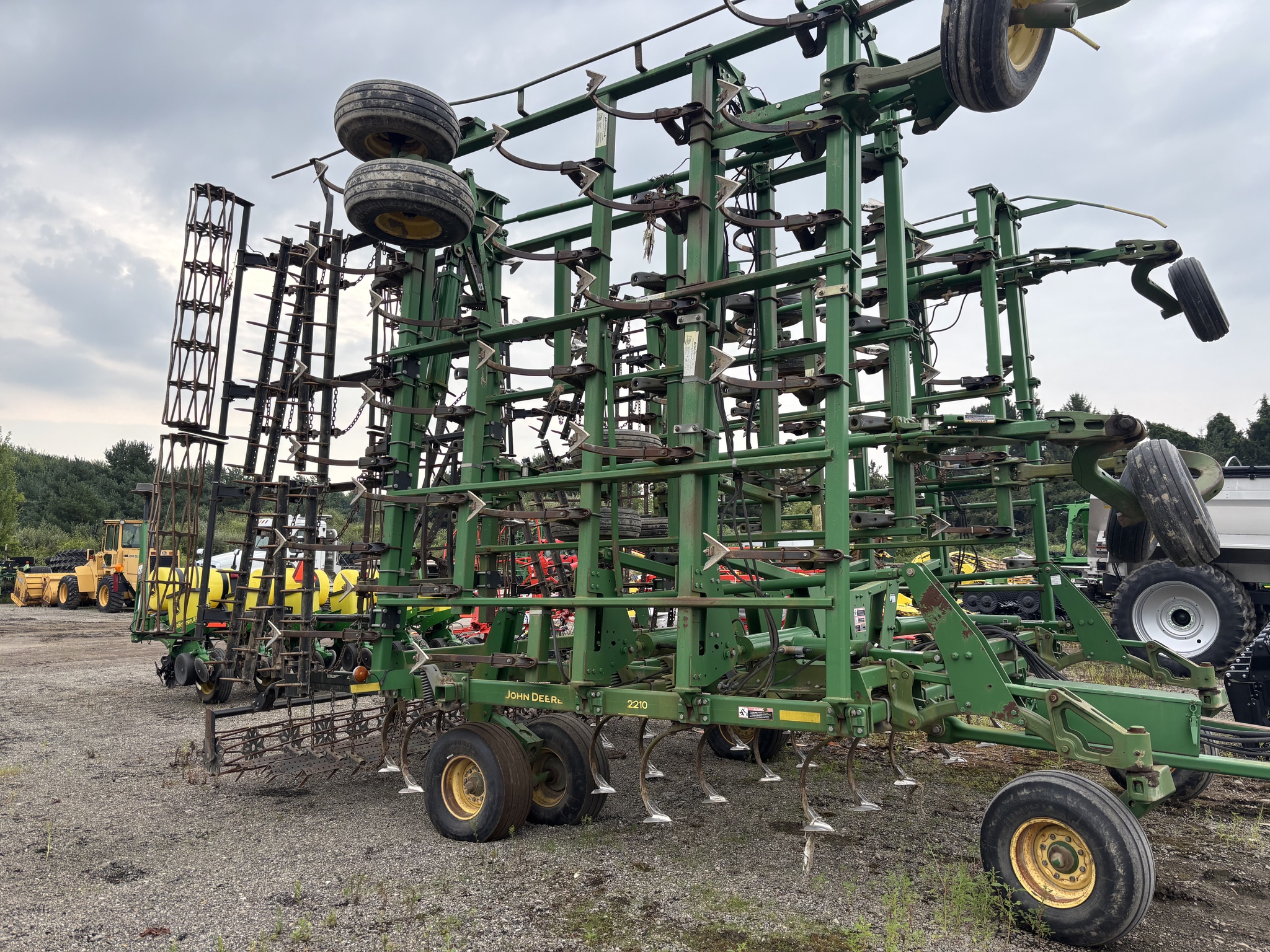 2005 John Deere 2210 Image 3