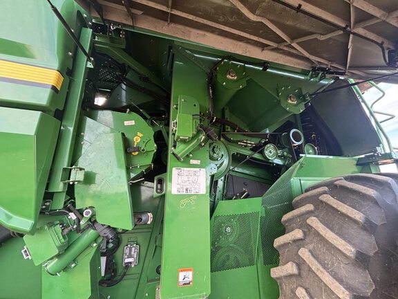 Used 2018 John Deere S780 Combines at Horizon Ag & Turf in Vermilion, AB - Photo23