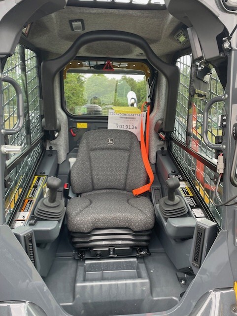 2025 John Deere 325G Image 6
