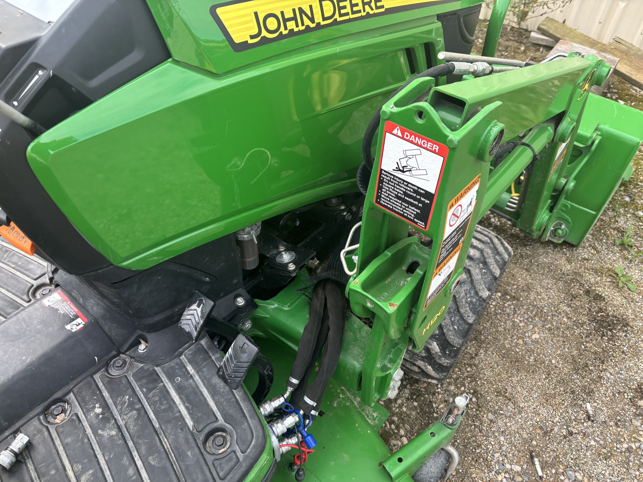 2017 John Deere 1025R Image 2