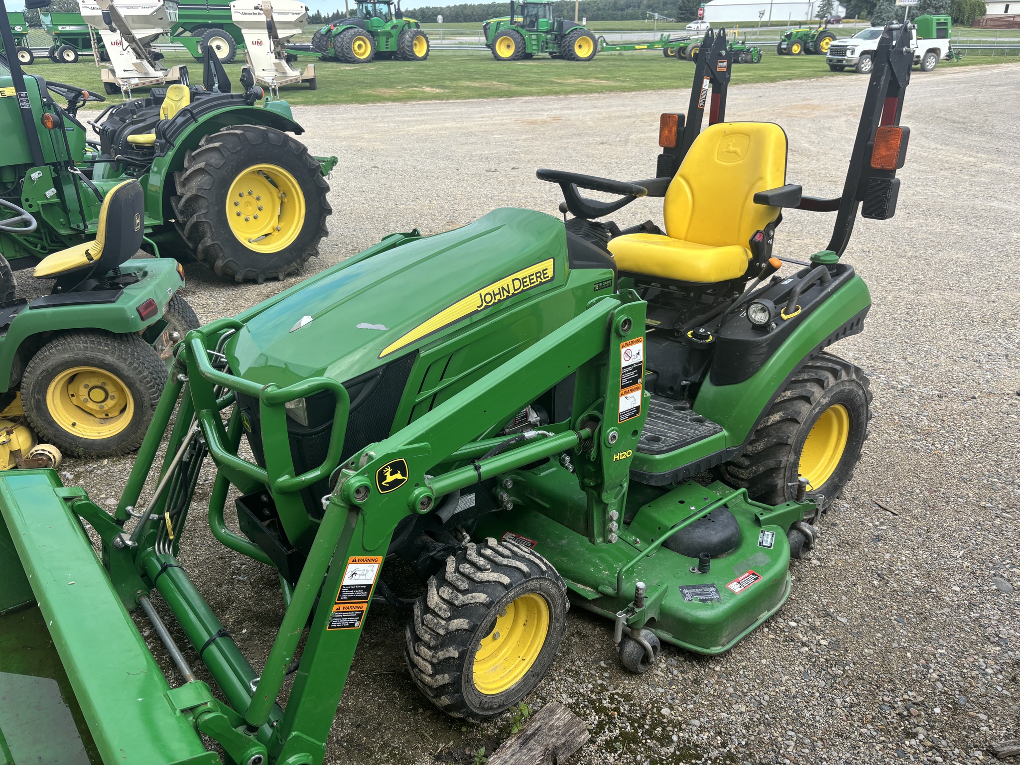 2017 John Deere 1025R Image 1