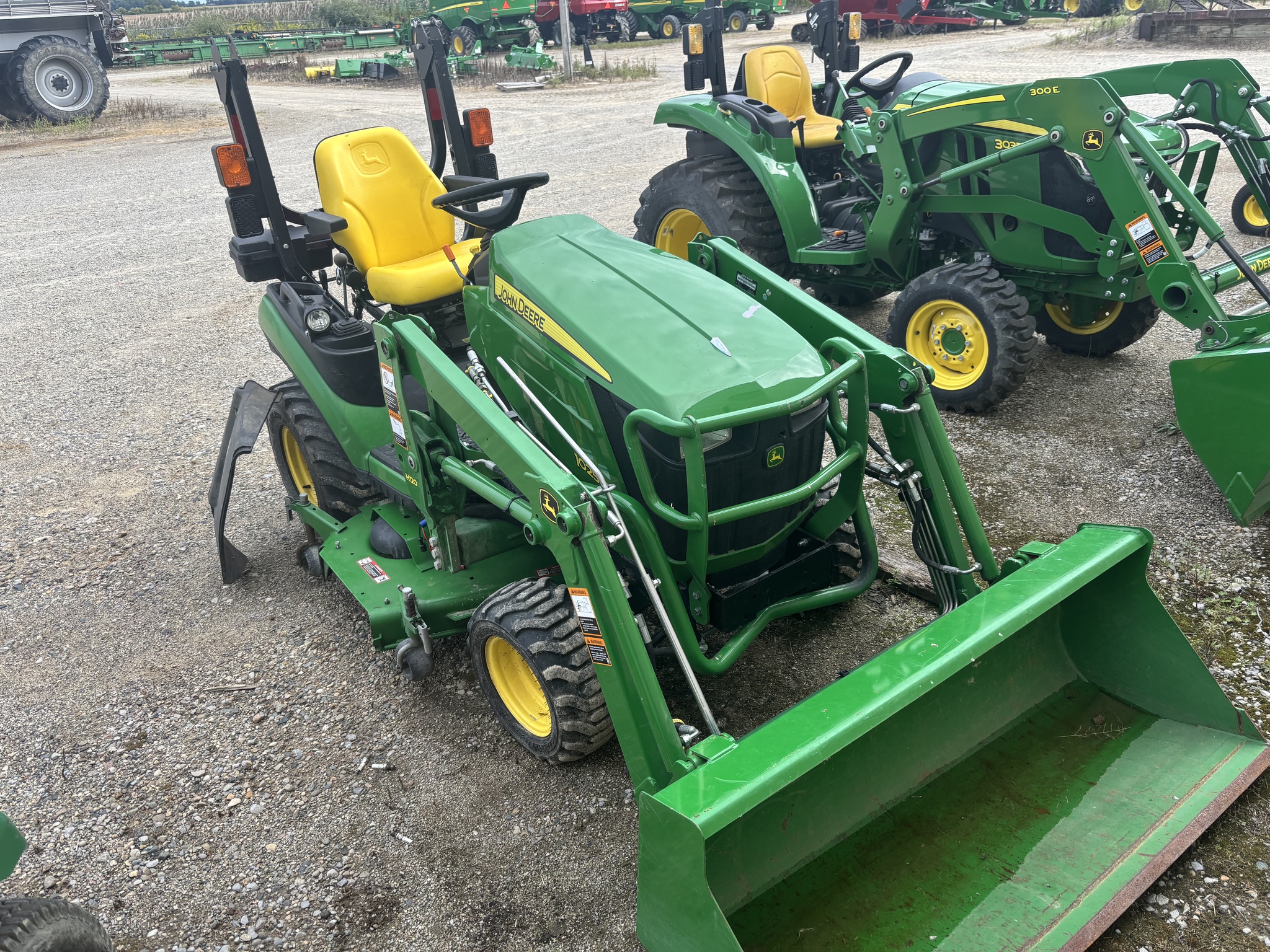 2017 John Deere 1025R Image 6