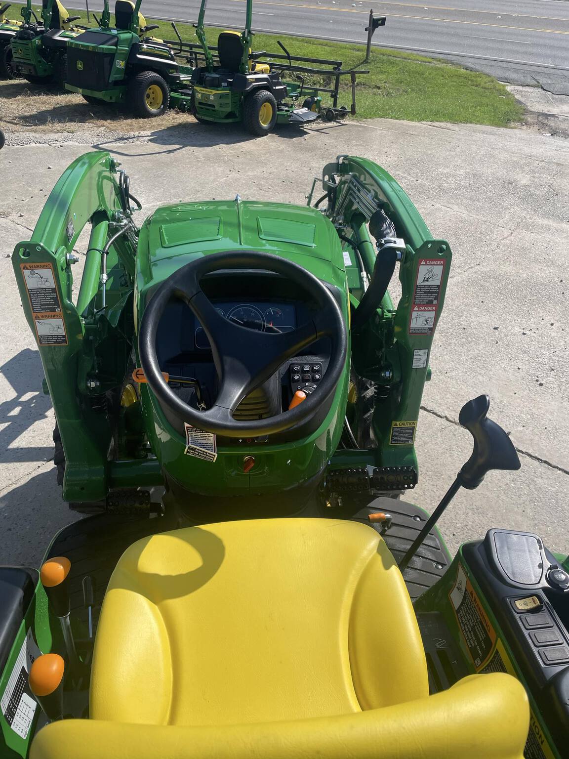 2025 John Deere 3033R Image 3