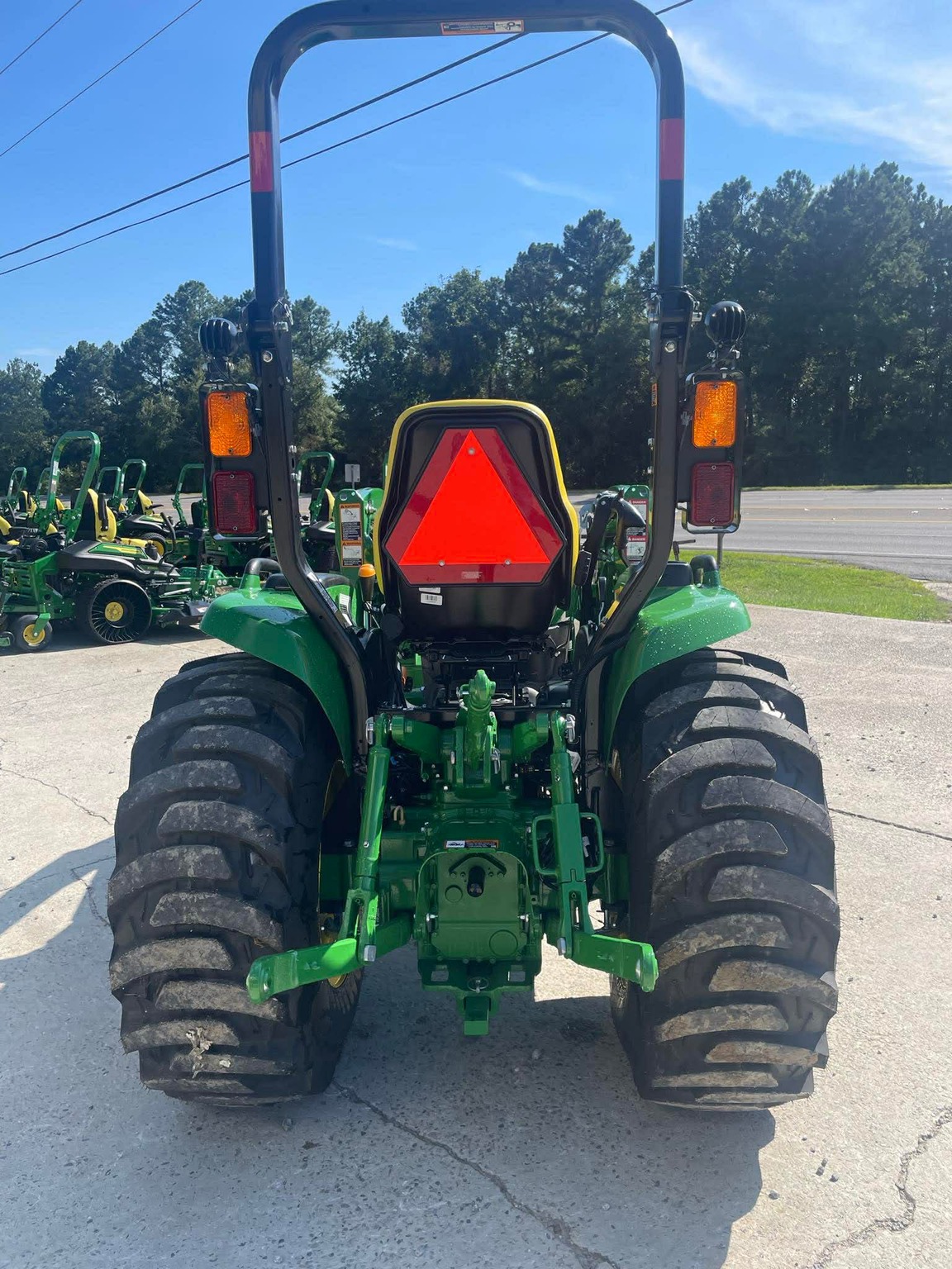 2025 John Deere 3033R Image 5