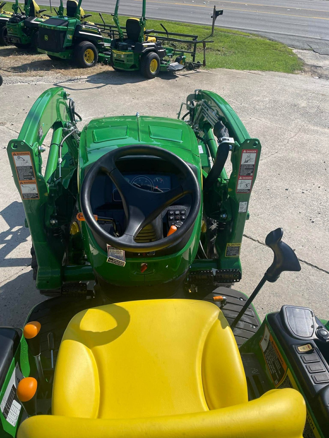 2025 John Deere 3033R Image 7