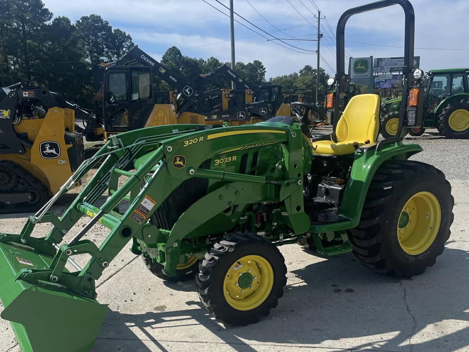 2025 John Deere 3033R Image 3