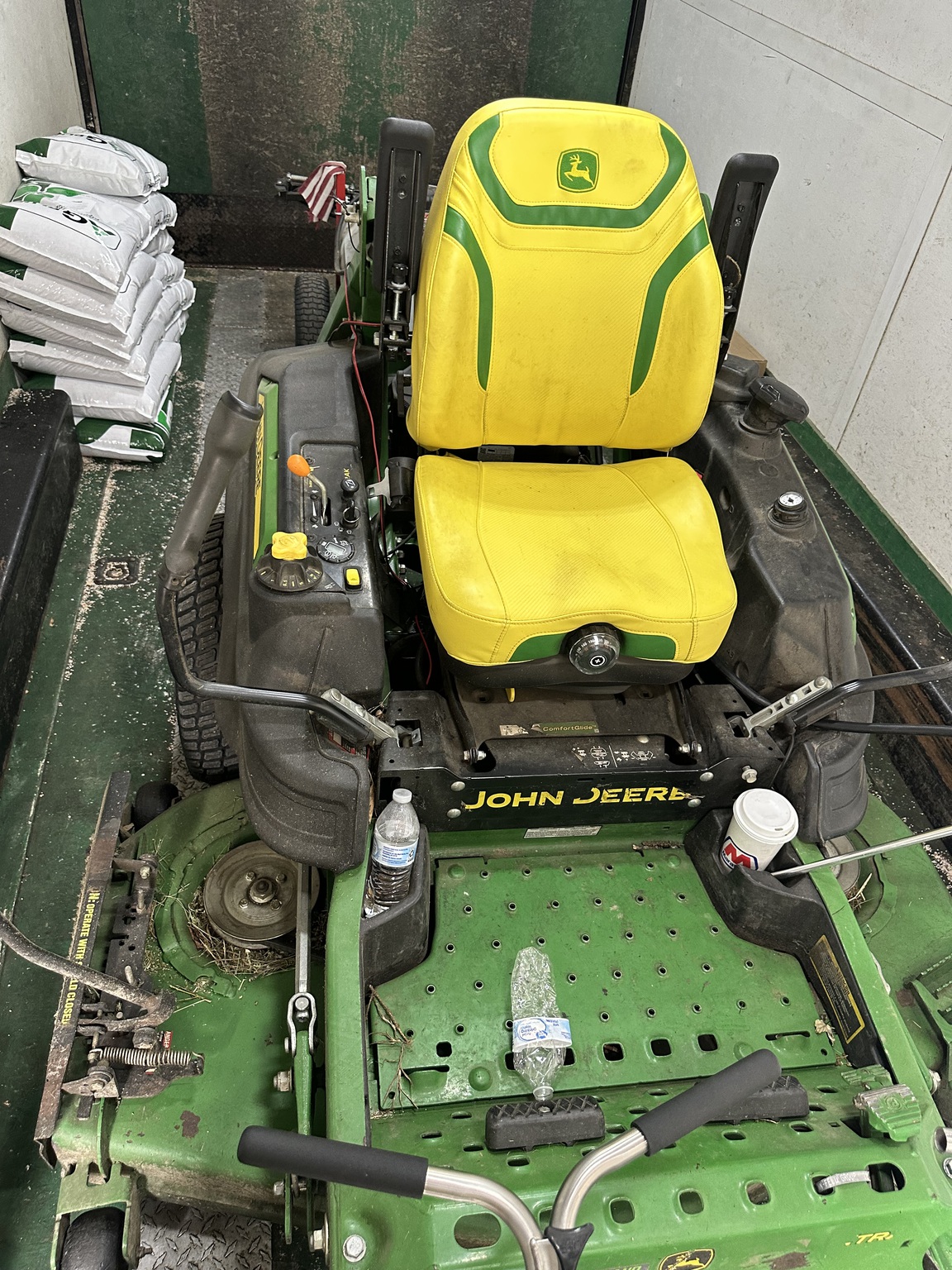 2022 John Deere Z930R Image 3
