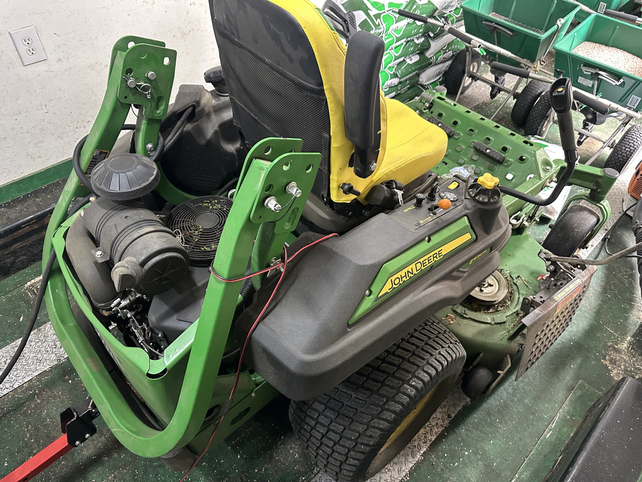 2022 John Deere Z930R Image 1