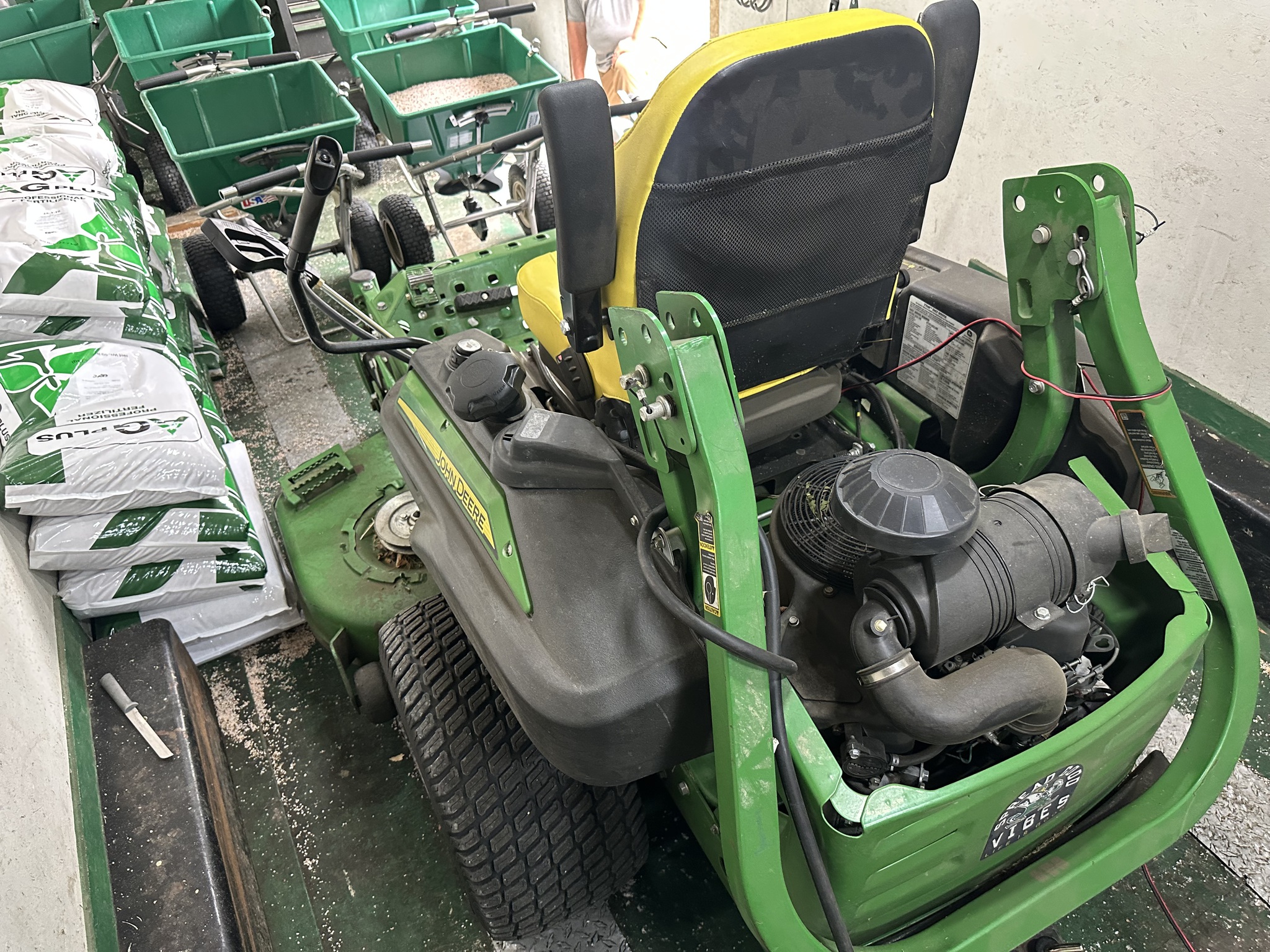 2022 John Deere Z930R Image 6