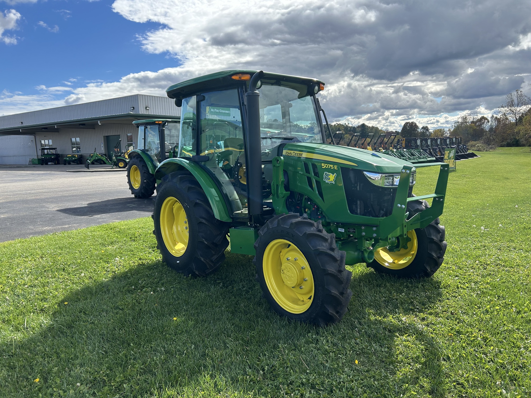 2025 John Deere 5075E Image 4
