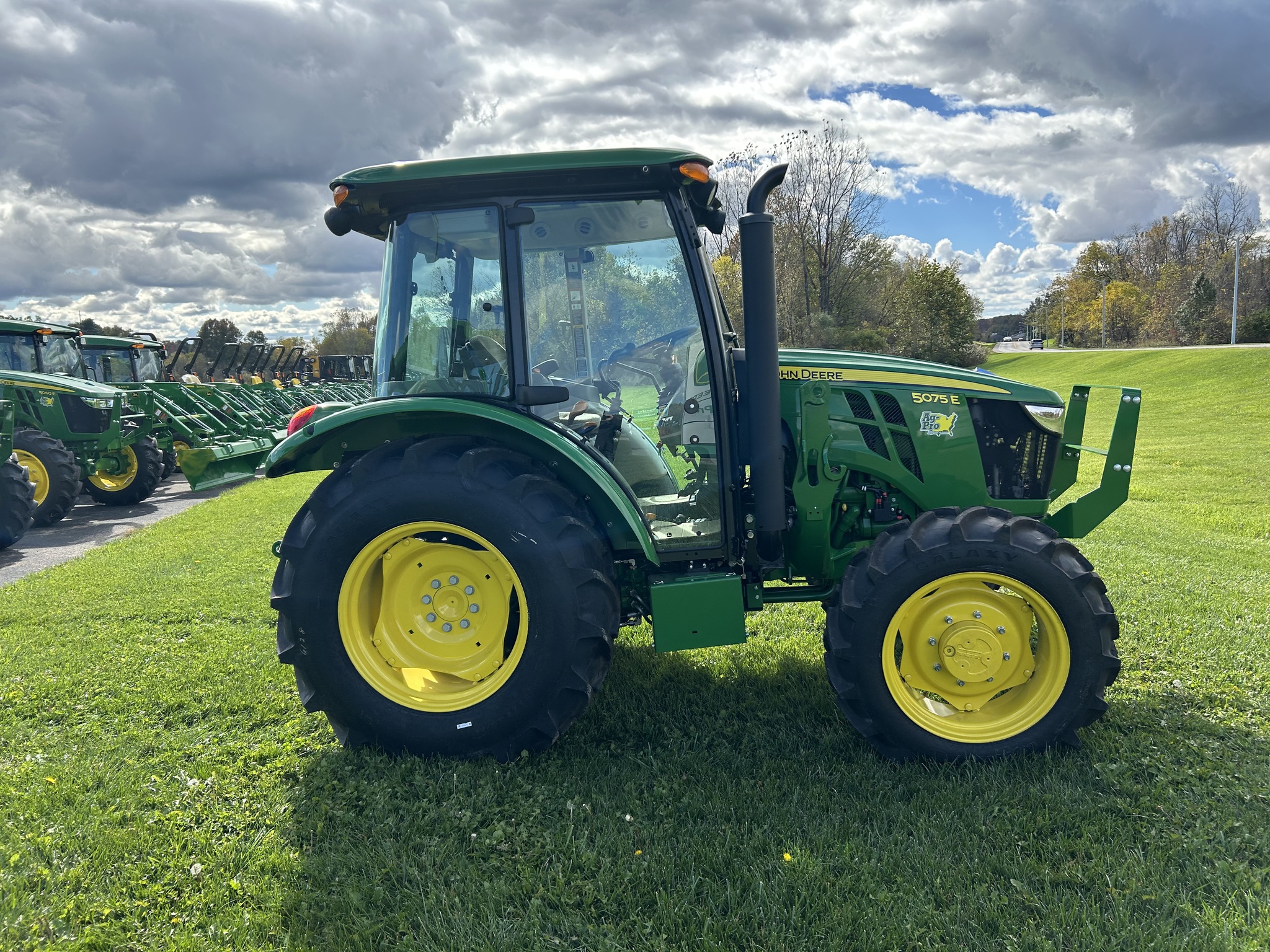 2025 John Deere 5075E Image 5