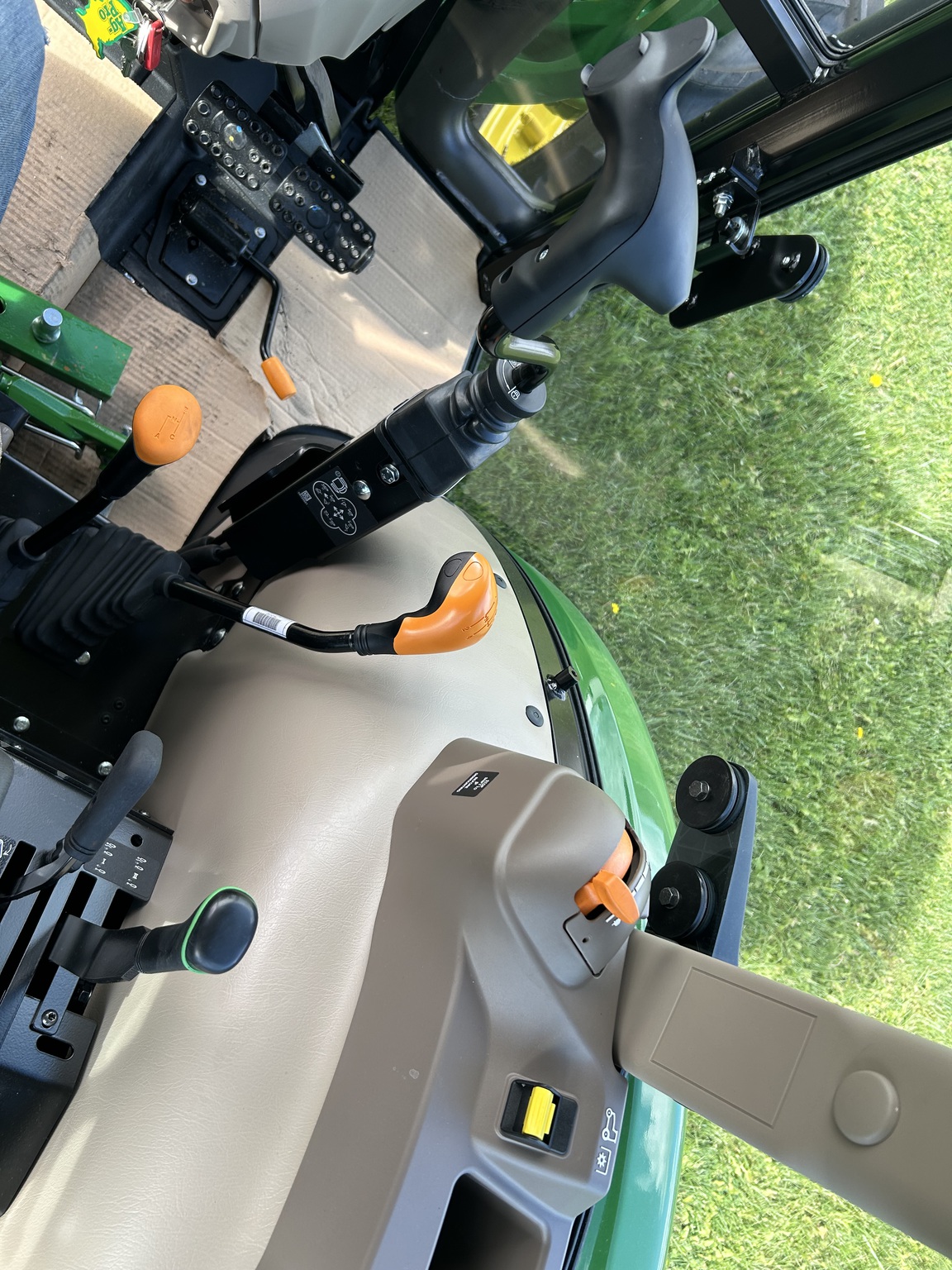 2025 John Deere 5075E Image 9