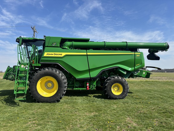 Used 2022 John Deere X9 1000 Combines at Koenig Equipment in Oxford, OH - Photo2