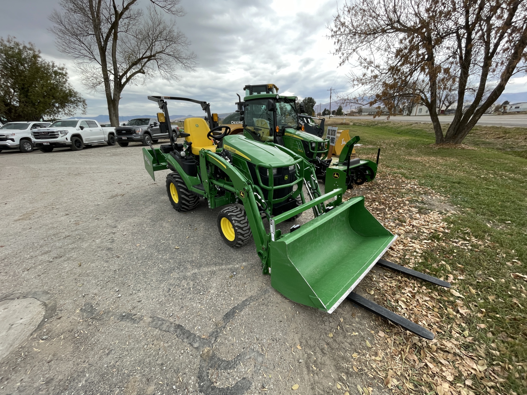 2023 John Deere 1025R Image 3