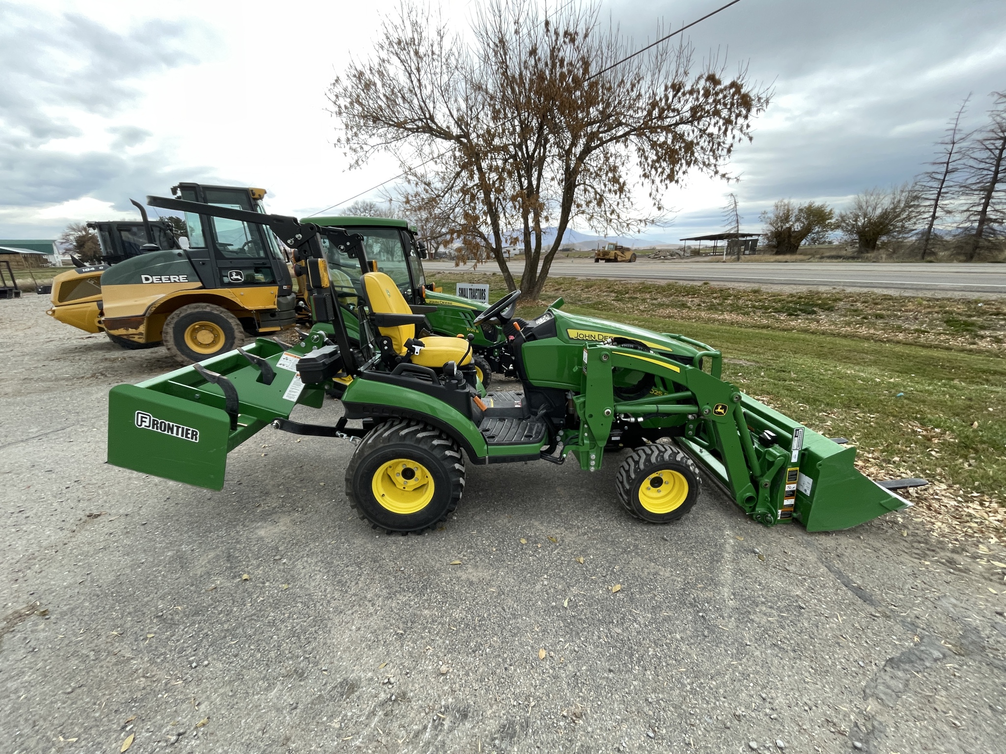 2023 John Deere 1025R Image 2