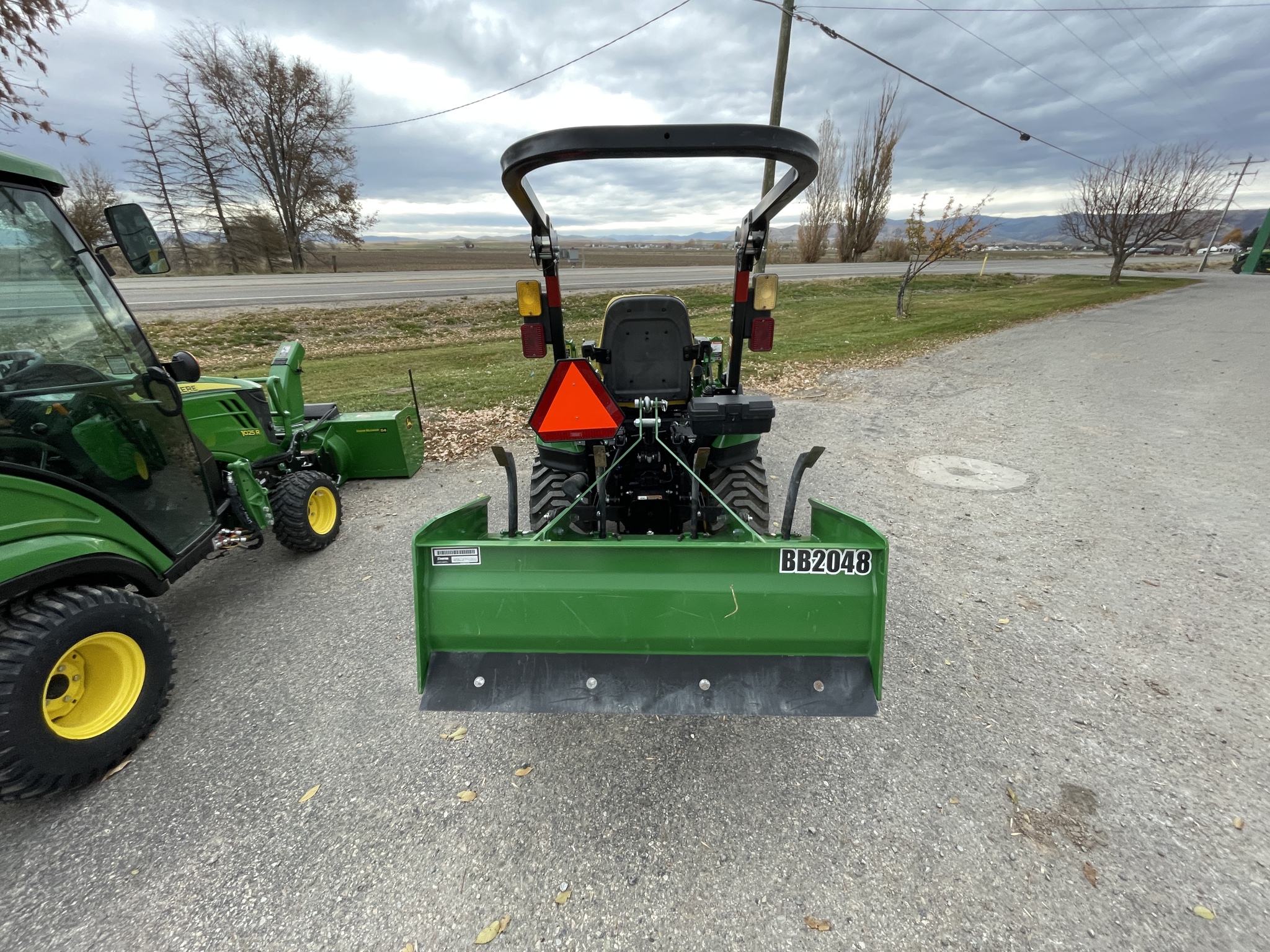 2023 John Deere 1025R Image 7