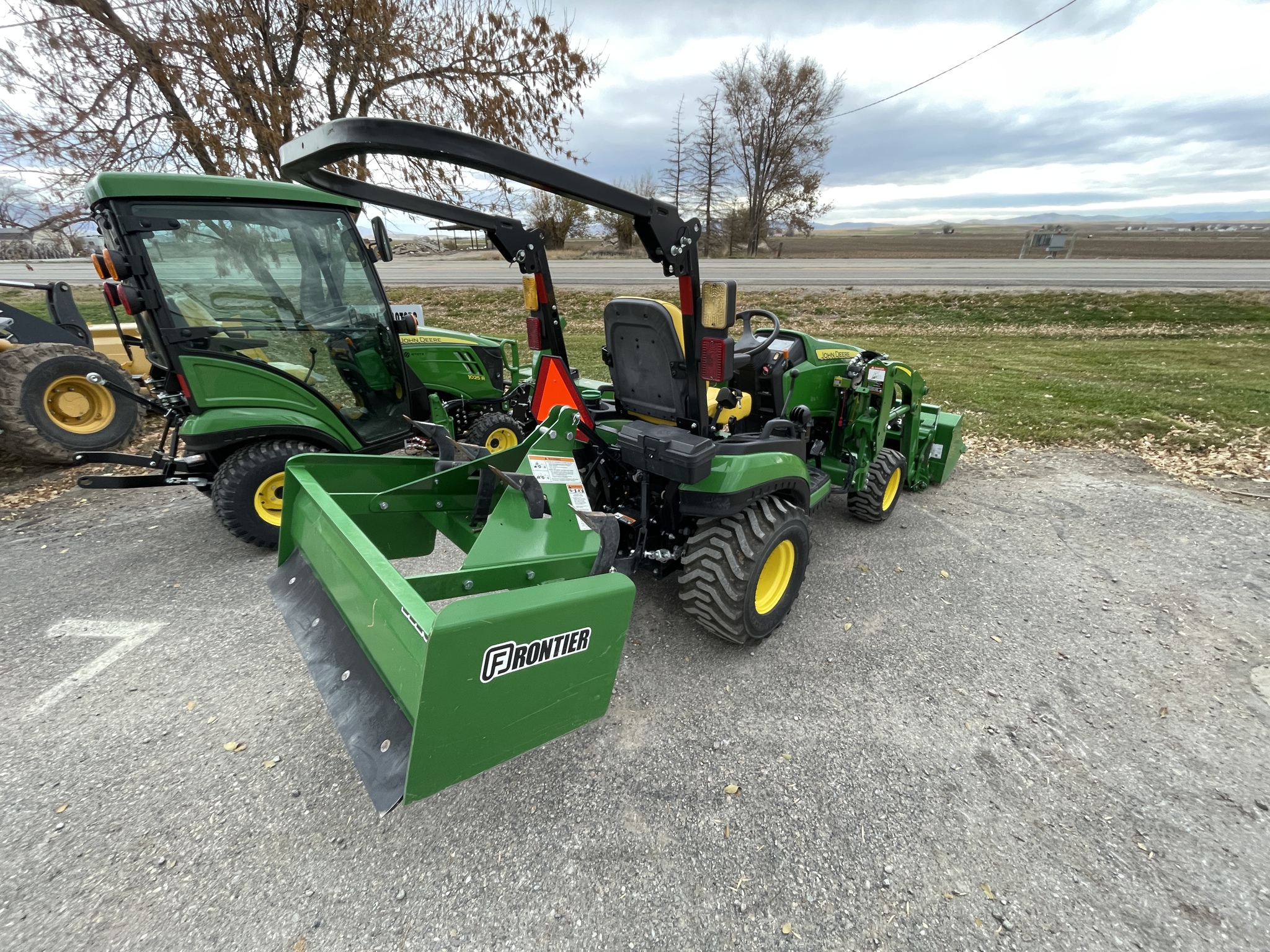 2023 John Deere 1025R Image 8