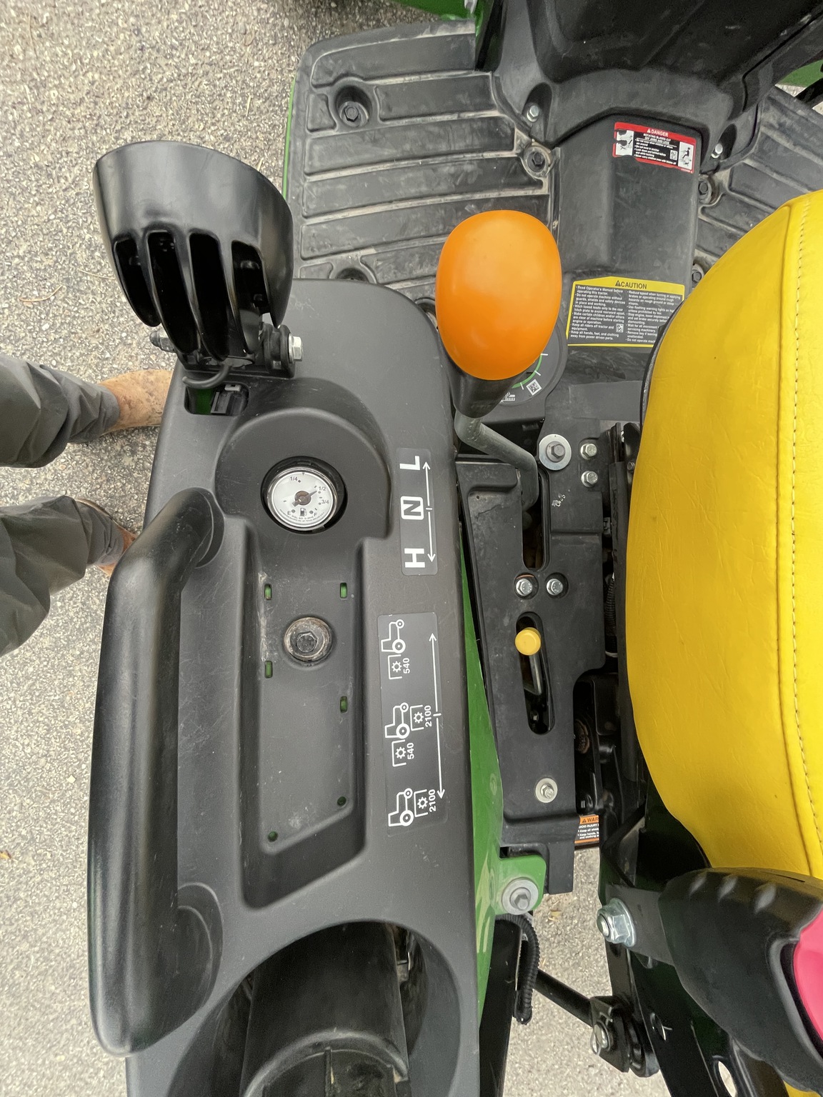 2023 John Deere 1025R Image 16