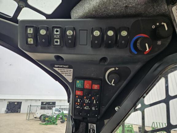  John-Deere 325G