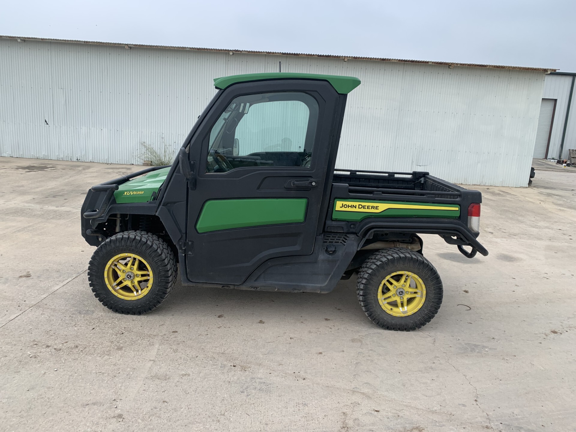 2024 John Deere XUV 835R Image 1