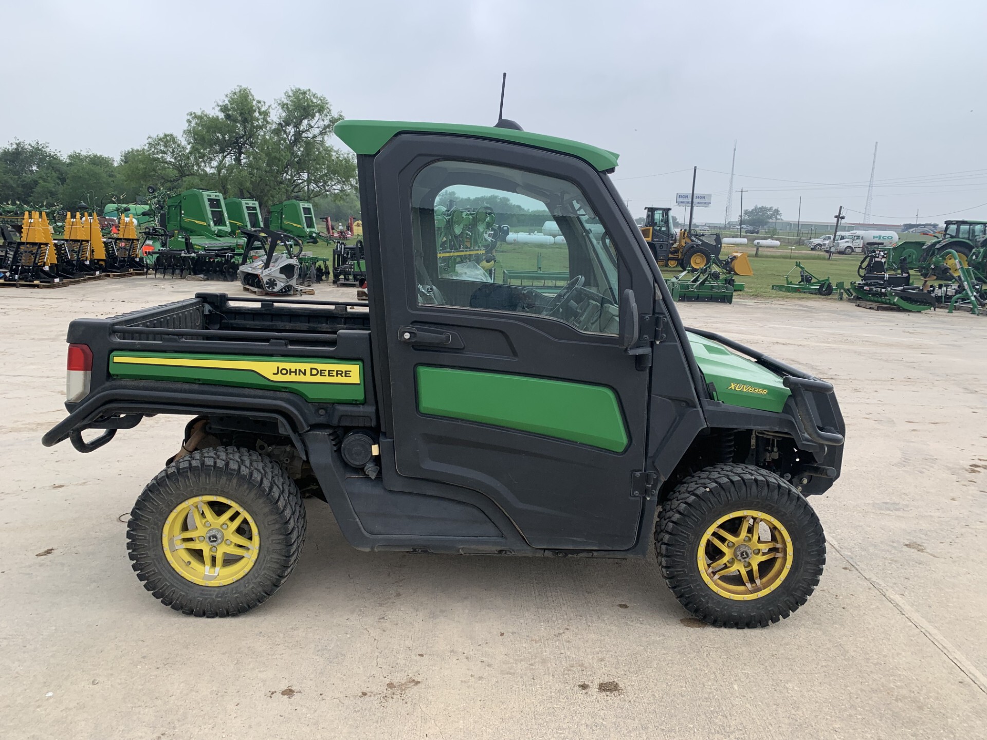 2024 John Deere XUV 835R Image 2