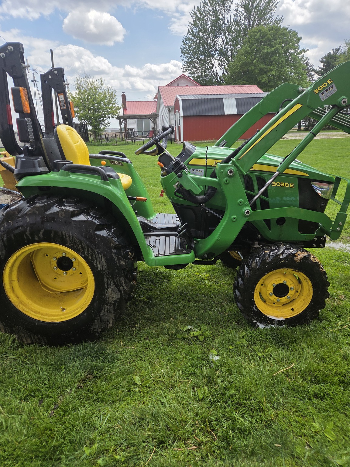 2019 John Deere 3038E Image 2