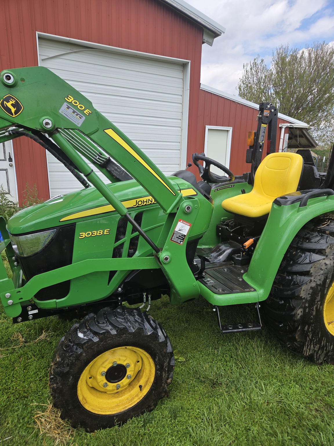 2019 John Deere 3038E Image 3