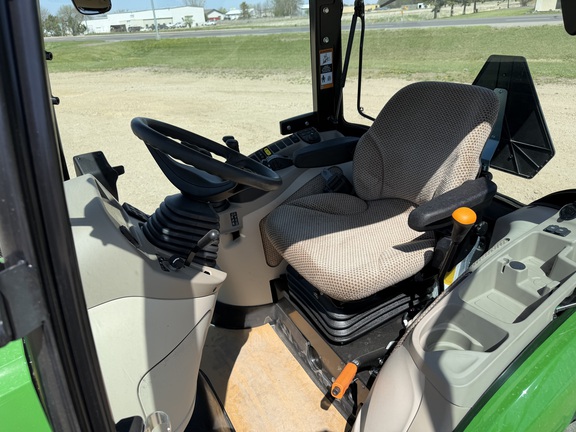  John Deere 4066R - Photo28